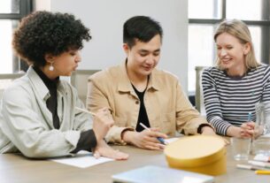 Por Que Sonhamos com Pessoas que Já Morreram? Entenda o Significado, a Ciência e o Lado Emocional em 2026.