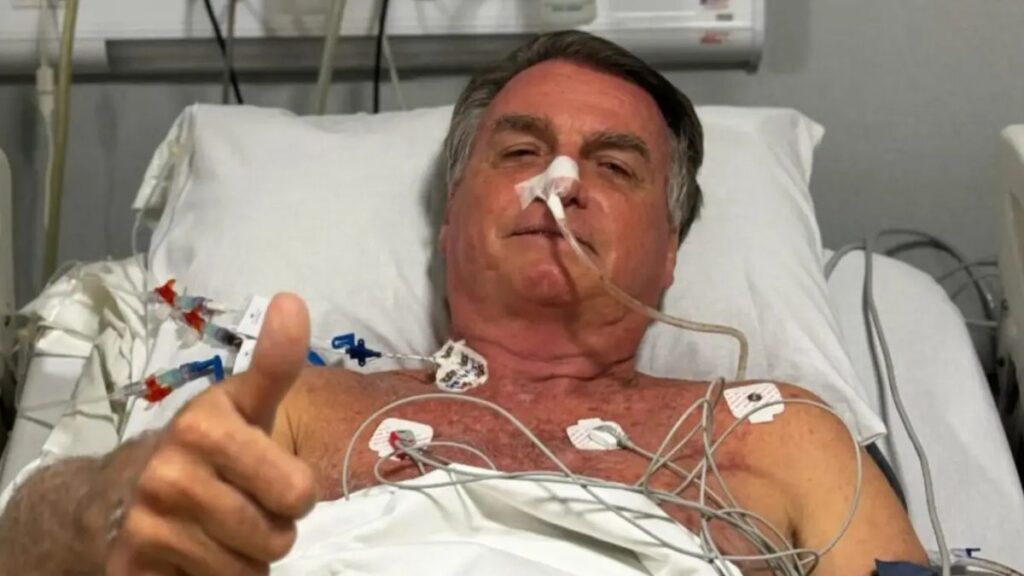 Bolsonaro deixa hospital e volta para prisão na PF após exames,