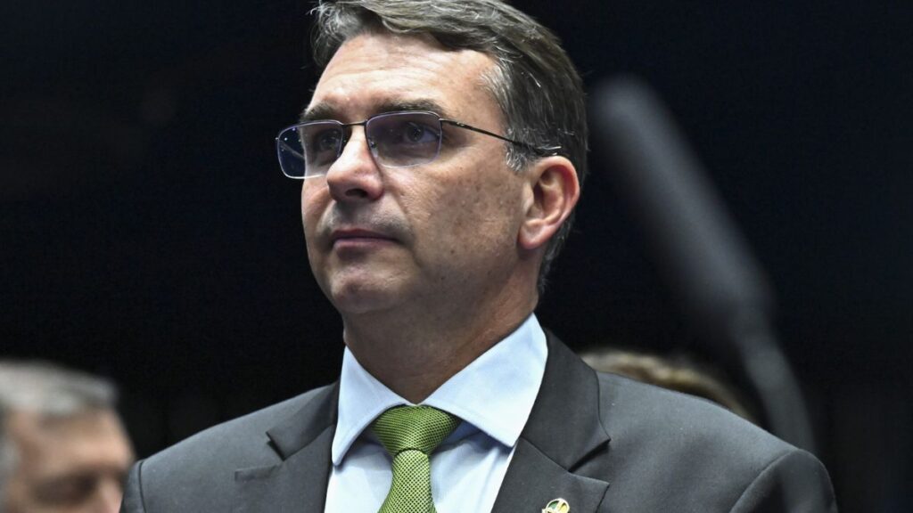 “linha do tempo da trajetória política de Flávio Bolsonaro”