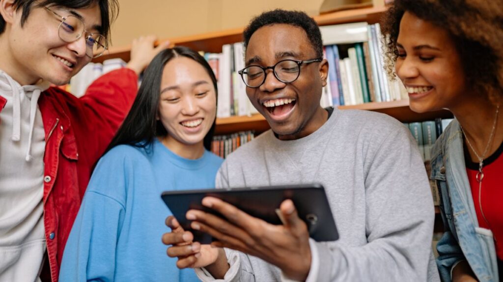 Benefícios do CAED Digital para escolas e alunos