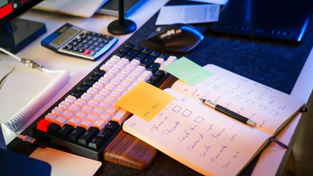 planejamento de viagem roteiro mapa notebook